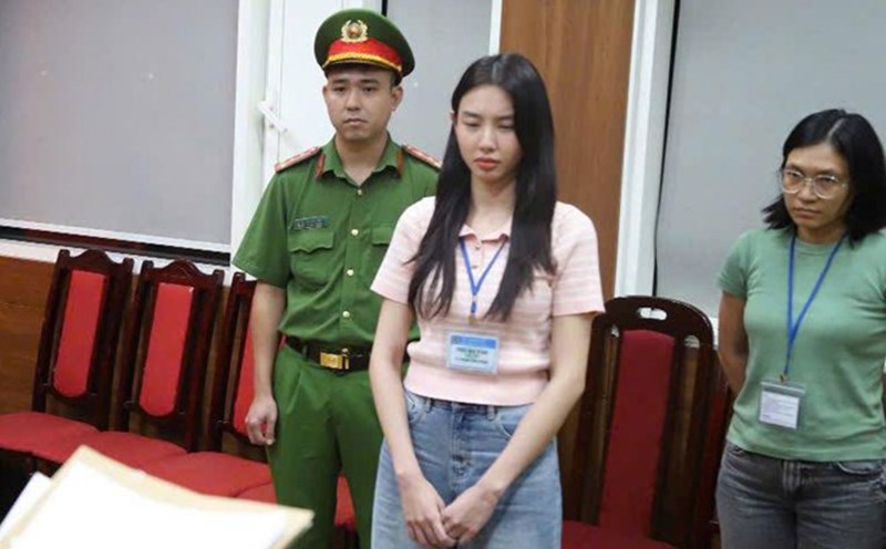 Miss Nguyen Thuc Thuy Tien (middle) when reading the indictment and detention order. Photo: Ministry of Public Security