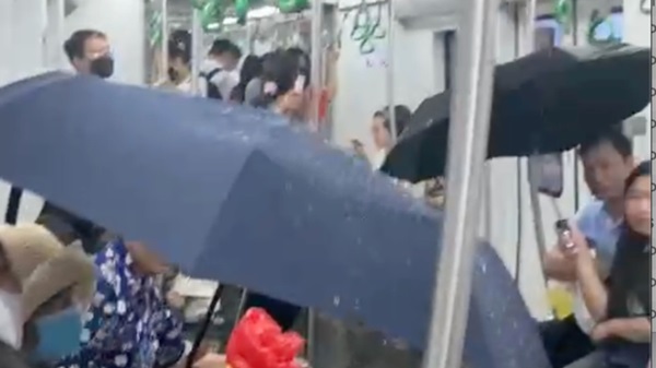 Las cebollas deben tomar paraguas en el Metro Cat Linh - Ha Dong Metro Train en la tarde del 19 de mayo. Foto proporcionada por la gente