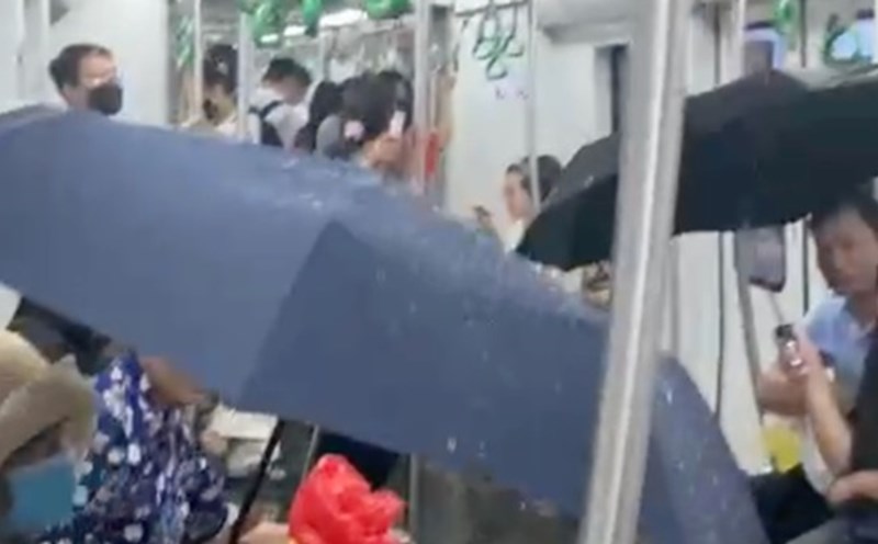 Other passengers had to take cover on the Cat Linh - Ha Dong metro train on the afternoon of May 19. Photo provided by the people