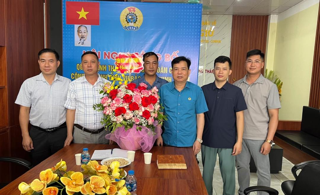 Leaders of the Bac Giang City Labor Federation presented flowers to congratulate the company's grassroots union executive committee. Photo: Bac Giang City Labor Federation.