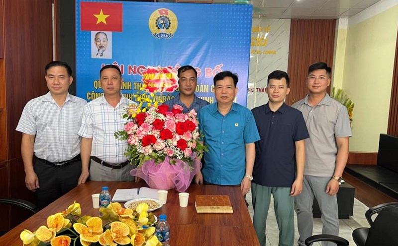 Leaders of the Bac Giang City Labor Federation presented flowers to congratulate the company's grassroots union executive committee. Photo: Bac Giang City Labor Federation.