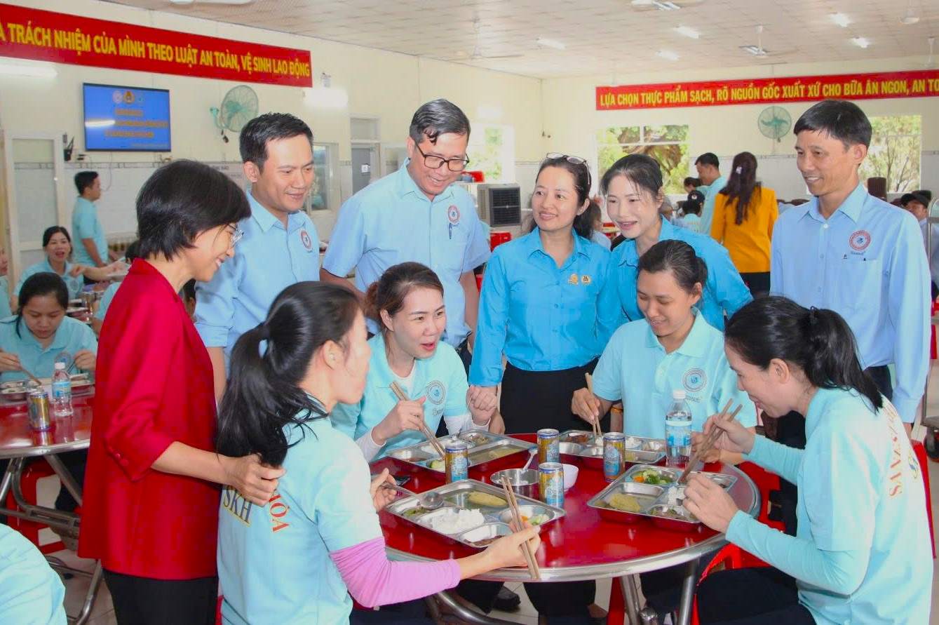 Lãnh đạo doanh nghiệp cùng cán bộ công đoàn thăm hỏi công nhân với bữa ăn ca tri ân đoàn viên. Ảnh: Phương Linh