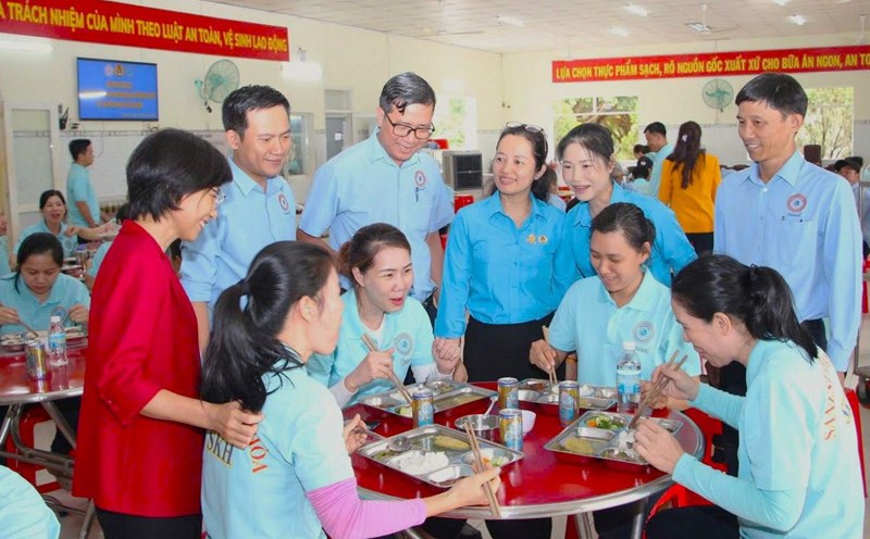 The Union Meal is an occasion to show gratitude to workers who are attached to the enterprise. Photo: Phuong Linh