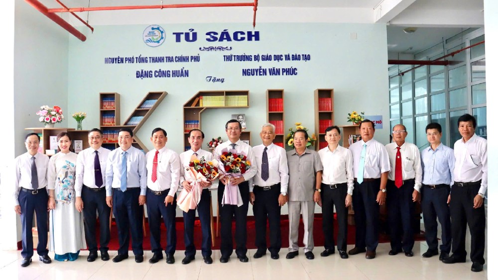Truoc do, Thu Truong Bo GD&DT Nguyen Van Phuc va Nguyen Pho Tong Thanh tra Chinh phu Dang Cong Huan da danh tang 450 dau sach voi 1954 ban sach cho Truong Dai hoc Kien Giang. Anh: Ngoc Mai