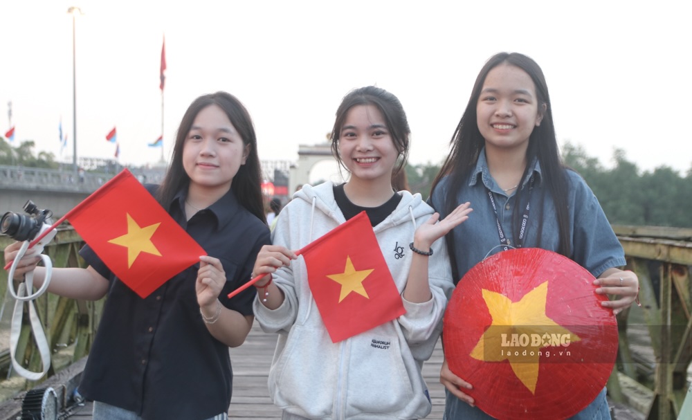 Los jovenes visitan los monumentos historicos en el distrito de la fiesta. Imagen de Nguyen Luan