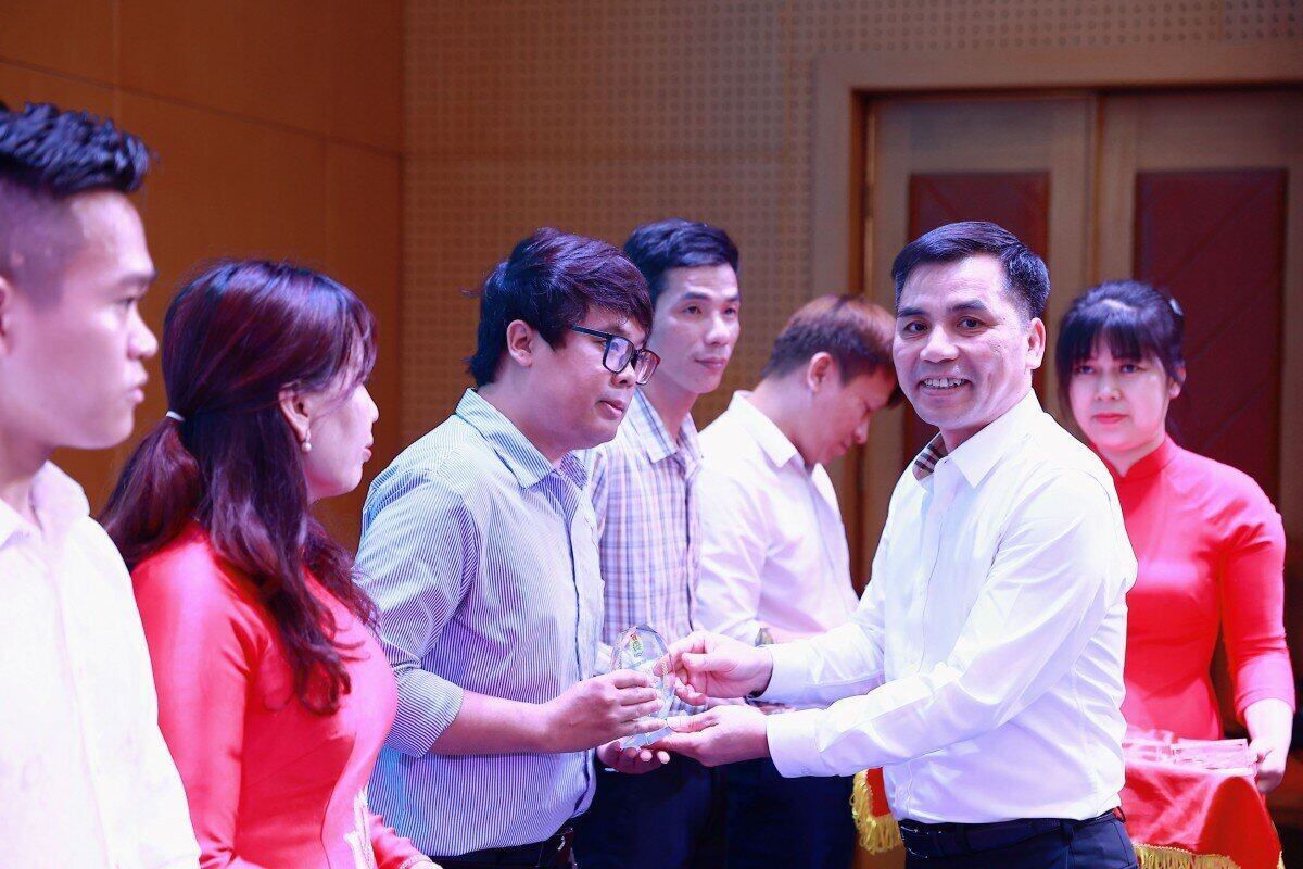 Mr. Le Dinh Hung - Permanent Vice President of the Hanoi City Labor Federation awarded awards to outstanding union members and workers in Thanh Xuan district for their initiatives and creativity. Photo: Manh Quan