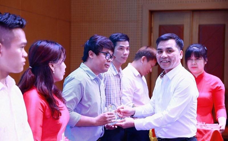 Mr. Le Dinh Hung - Permanent Vice President of the Hanoi City Labor Federation awarded awards to outstanding union members and workers in Thanh Xuan district for their initiatives and creativity. Photo: Manh Quan