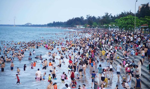Biển Cửa Lò chật kín du khách dịp nghỉ lễ 30.4-1.5. Ảnh: Duy Chương