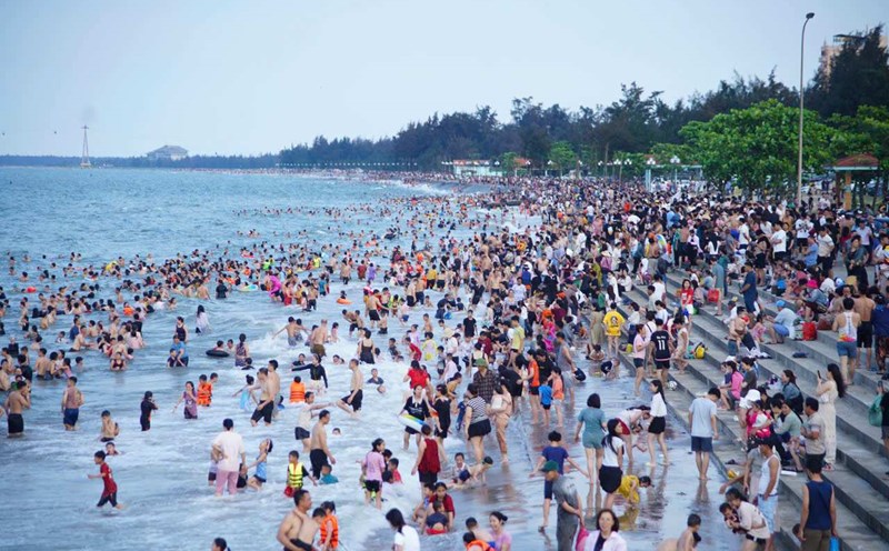 Cua Lo Beach is packed with visitors during the holiday of 30.4-1.5. Photo: Duy Chuong