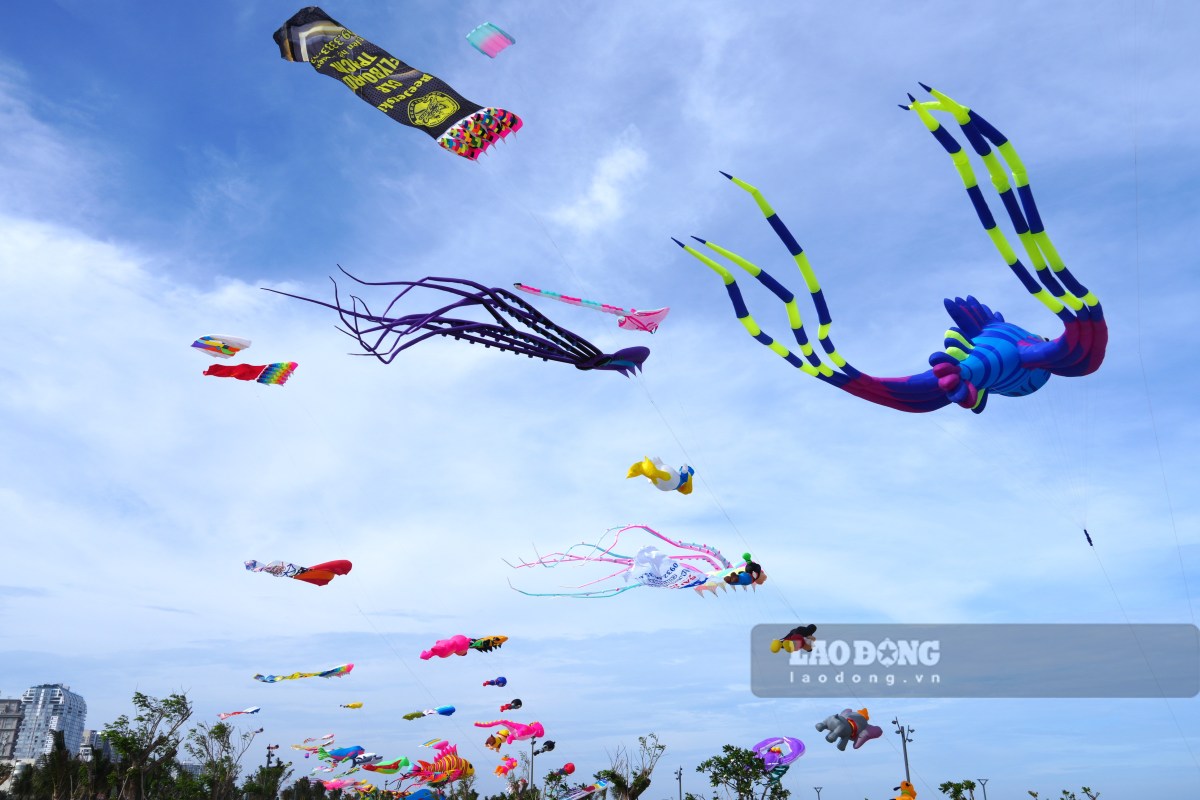 Las brillantes alas de los cometas en la zona de la playa de Bai Sau, en la provincia de Vung Tau, durante las vacaciones. Imagen de la ciudad de An