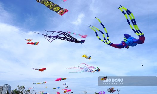 Những cánh diều rực rỡ ở khu vực biển Bãi Sau, TP Vũng Tàu trong kỳ nghỉ lễ. Ảnh: Thành An