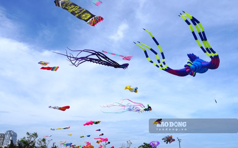 The brilliant kites in the Bai Sau beach area, Vung Tau City during the holiday. Photo: Thanh An