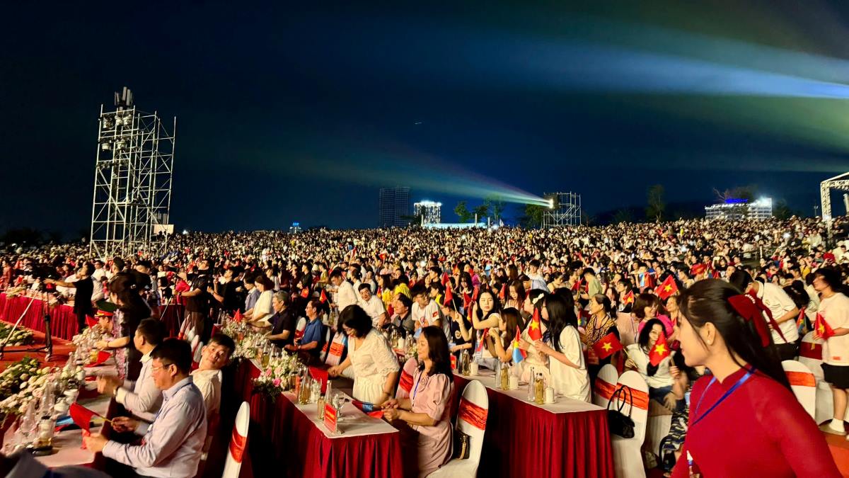 Miles de personas se reunieron en el Carnaval de Halong 2025 el 1 de mayo. Imagen de Nguyen Hung