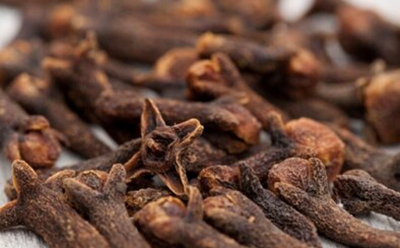 Uses of clove tea. Photo: Thuy Duong