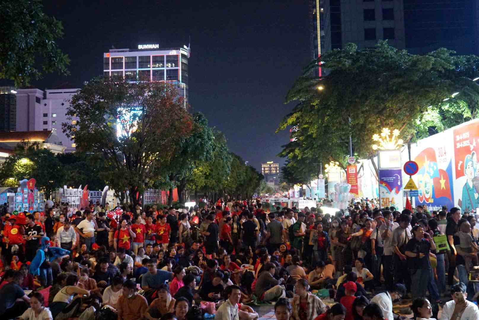With a series of national-level political and cultural events, Ho Chi Minh City has attracted a large number of people and tourists on the occasion of the April 30 holiday. Photo: Thanh Chan