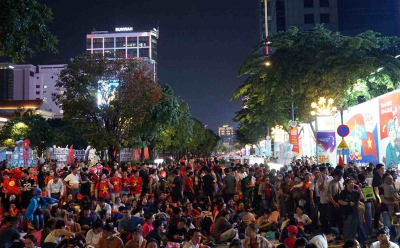 With a series of national-level political and cultural events, Ho Chi Minh City has attracted a large number of people and tourists on the occasion of the April 30 holiday. Photo: Thanh Chan
