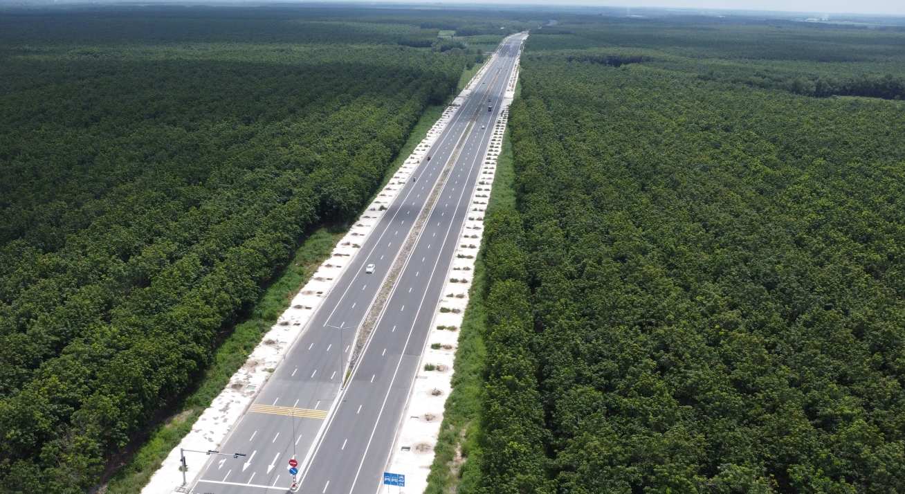 Xa Phu Gi ao co hai tuyen duong lon di qua la duong DT 741 va duong tao luc Bac Tan Uyen - Phu Giao - Bau Bang. Anh: Dinh Trong
