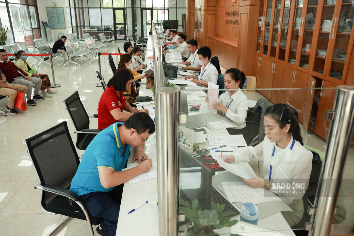 Regime and policies for district-level cadres transferred to commune level when arranging. Photo: Hai Nguyen