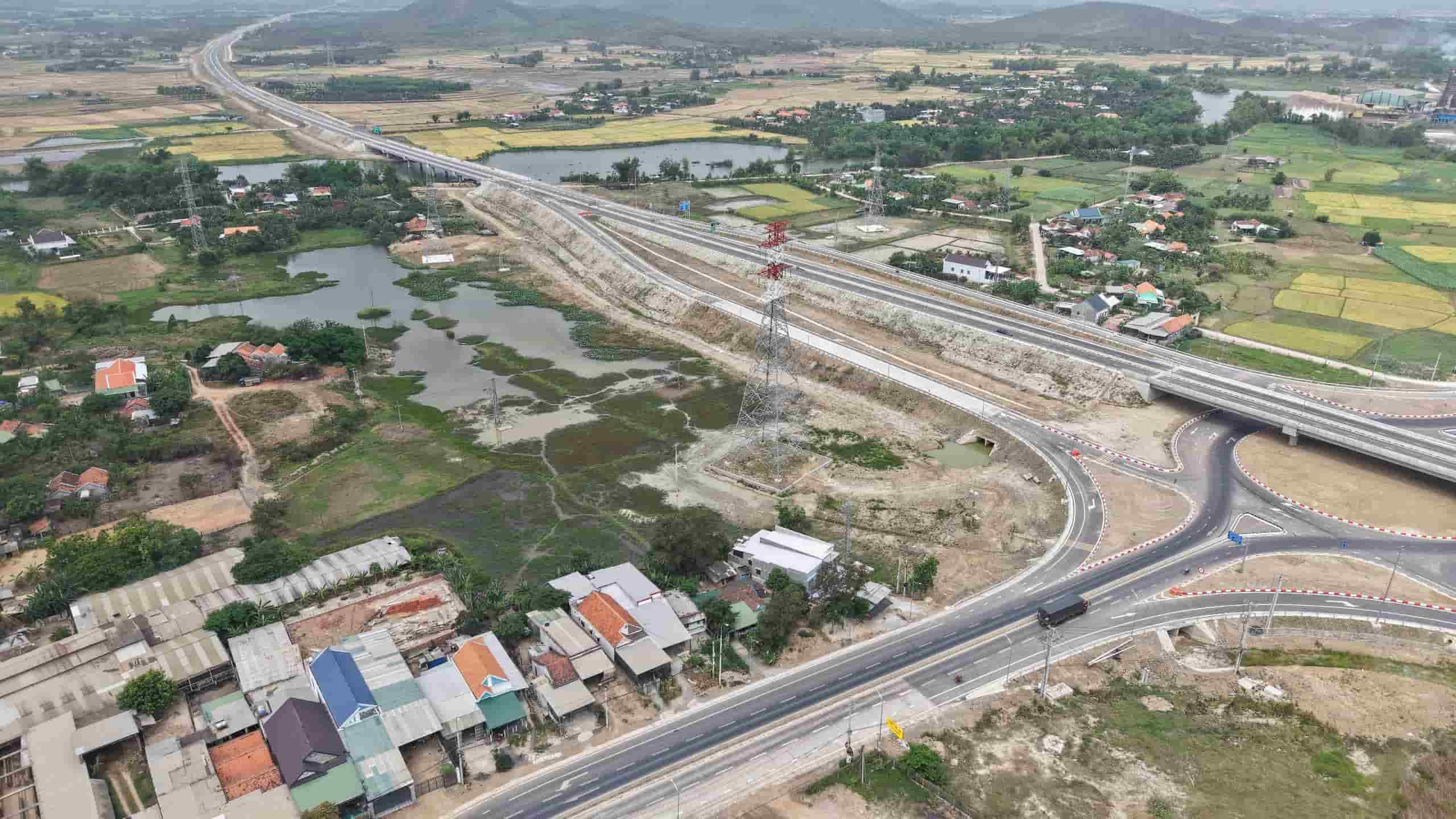Khanh Hoa provincial leaders set a target of public investment disbursement of over 50% by mid-2025. Photo: Huu Long