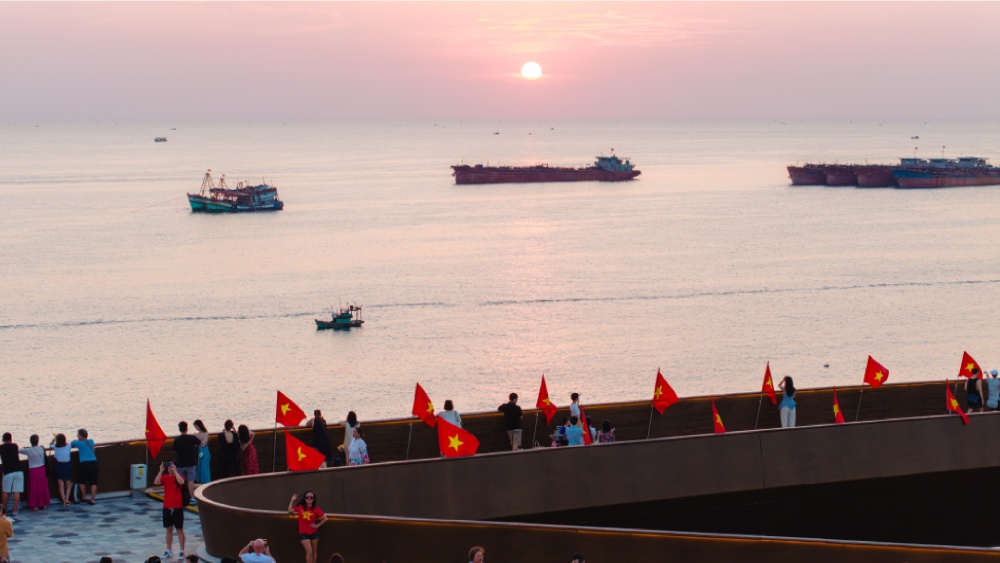 Los visitantes toman fotos conmemorativas en Cau Hon (region de la isla de Fu Quan). Foto: El amanecer