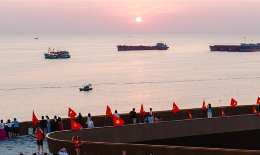 Du khách chụp ảnh lưu niệm ở Cầu Hôn (khu vực Nam đảo Phú Quốc). Ảnh: Bình Minh