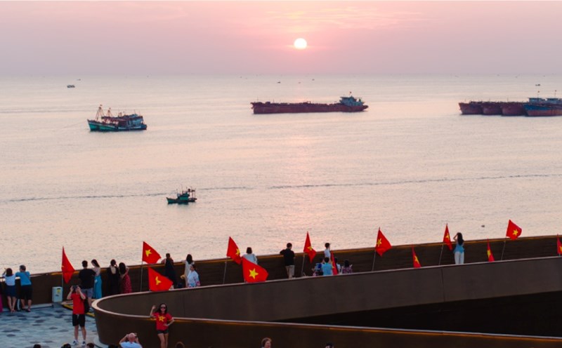 Tourists take souvenir photos at Cau Hon (Southern part of Phu Quoc Island). Photo: Binh Minh
