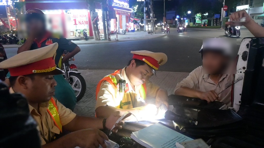 Nhieu tai xe vi pham nong do con bi Canh sat giao thong lap bien ban xu ly theo quy dinh phap luat. Anh: Thanh Nhan