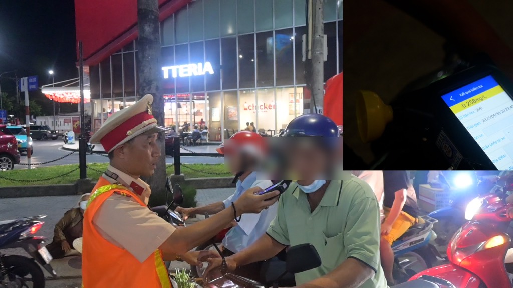 Traffic police deploy forces to "unblock" and handle "ghosts" during the holidays of April 30 and May 1, 2025. Photo: Thanh Nhan