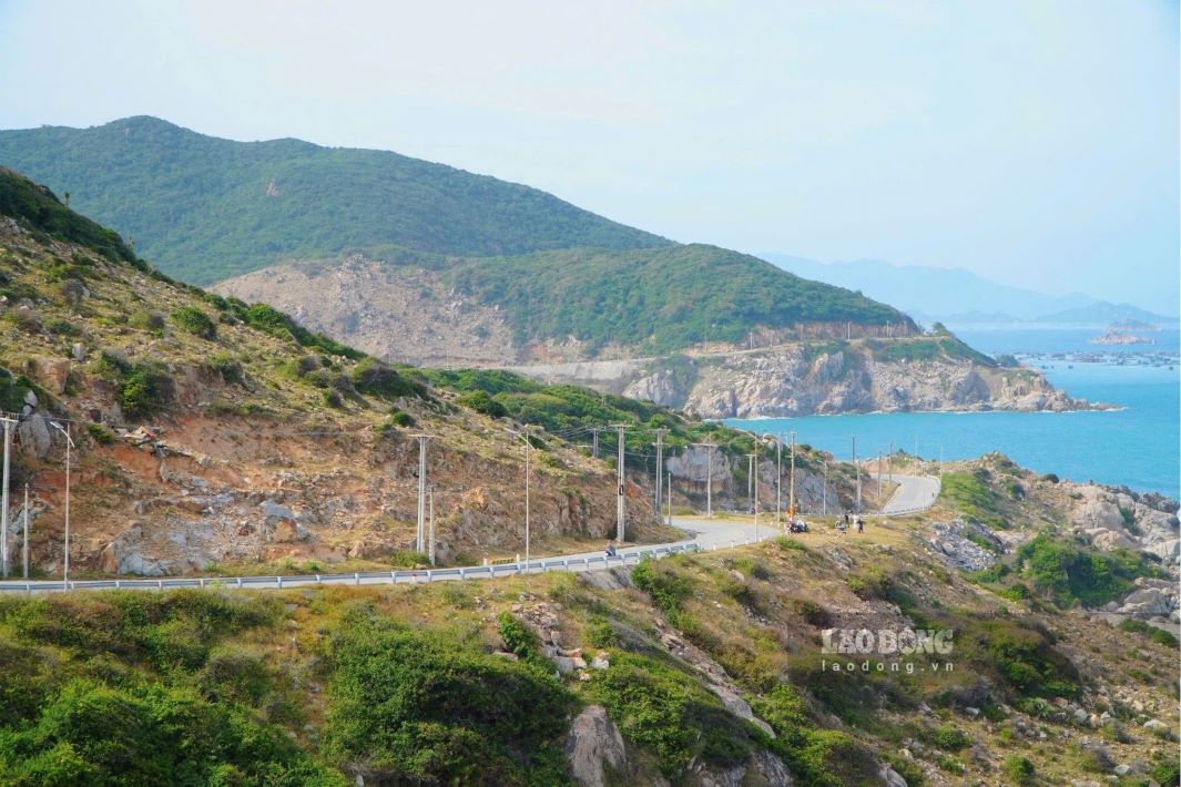 Tinh lo DT702 - cung duong ven bien hut hon du khach o Ninh Thuan. Anh: Anh Duc