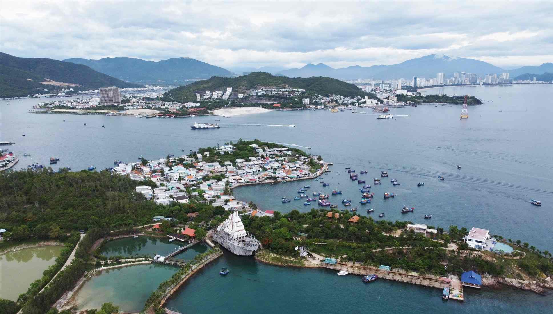 Bao quat khung canh vinh Nha Trang, tinh Khanh Hoa. Anh: Bui Bui