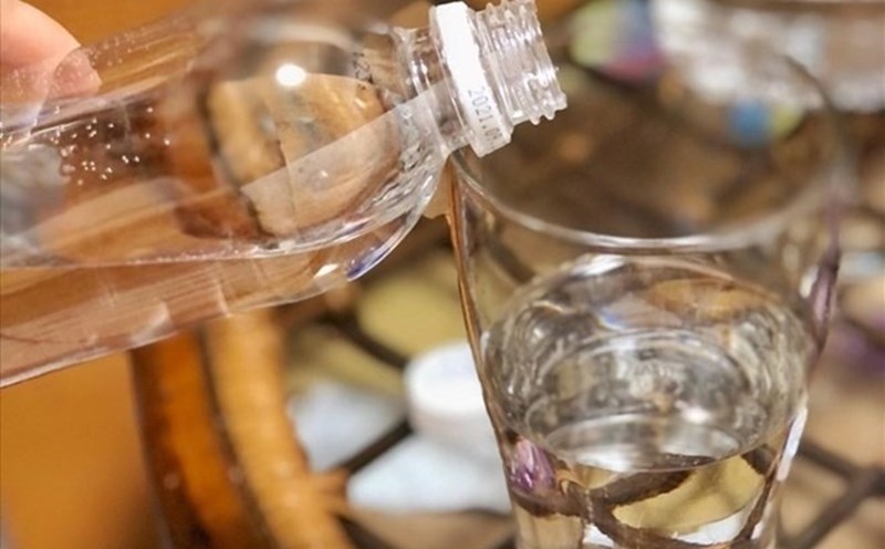 Ensuring you drink water regularly throughout the day helps you avoid sleepiness and lethargy after lunch. Photo: Thanh Thanh