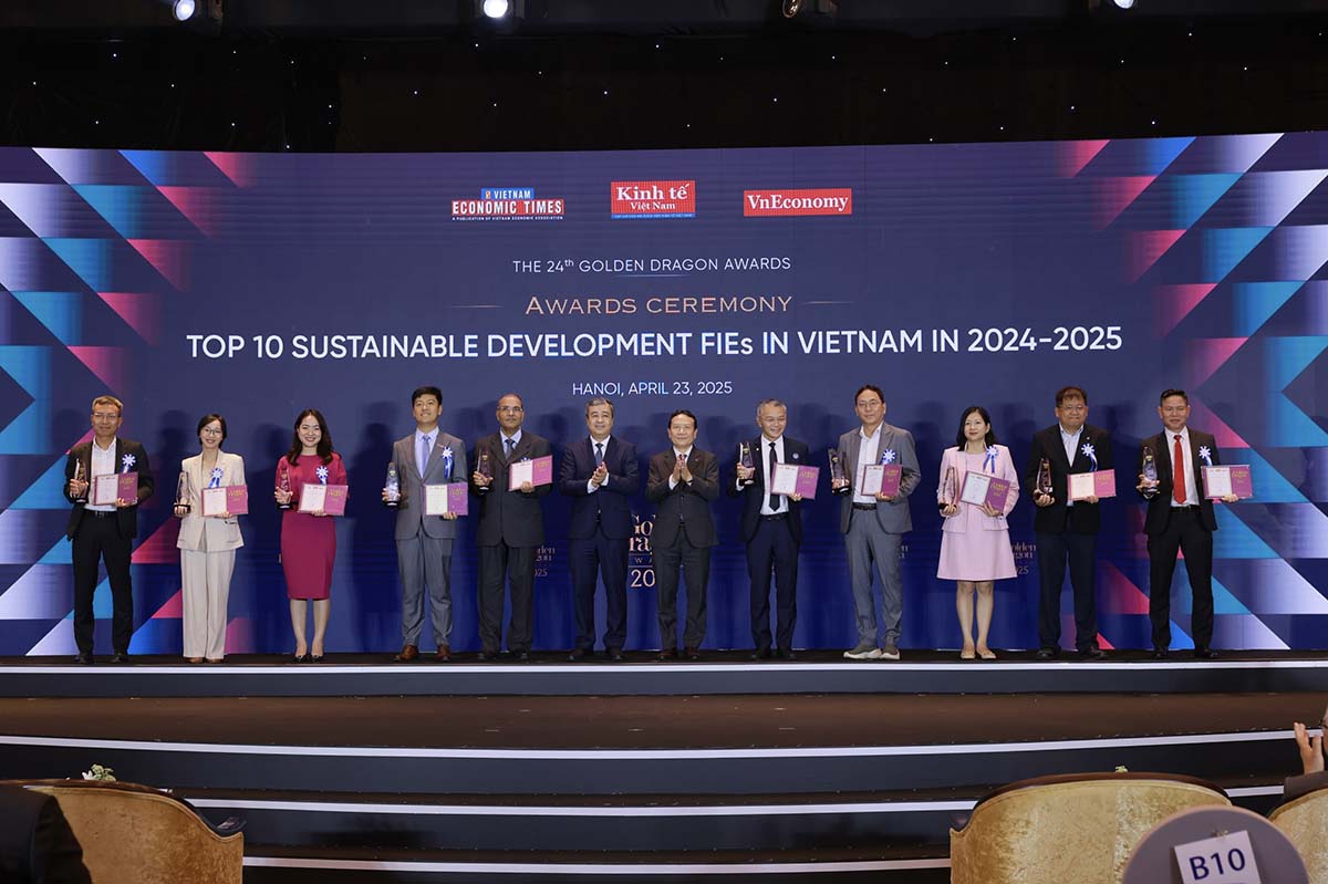Coca-Cola Vietnam Company is in the Top 10 enterprises with leading sustainable foreign investment capital in Vietnam in the period of 2024-2025 and leads the group of consumer goods enterprises at the 2025 Golden Dragon Awards Ceremony. Photo: DNCC