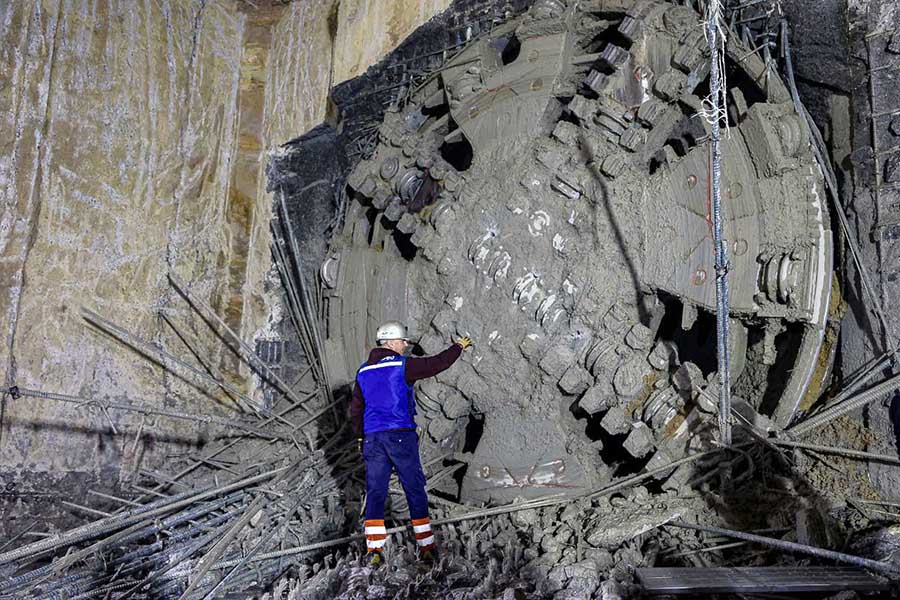 Hien may TBM1 dang bao duong tai khu vuc ga S10 - Cat Linh. Anh: Trung Nguyen