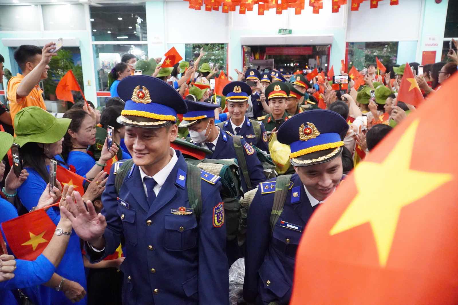 El movimiento de despedida de los soldados envio a la gente del sur despues de la ceremonia 30.4