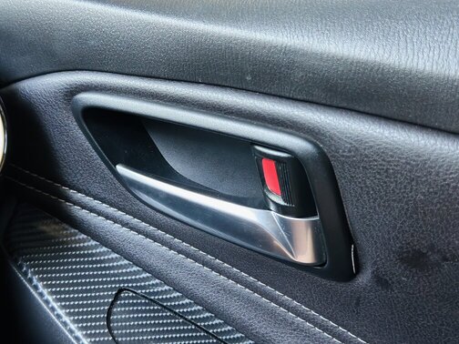 El truco de usar el boton de la cerradura de la puerta de un coche. Imagen de la pagina web de la Universidad de Hong Kong