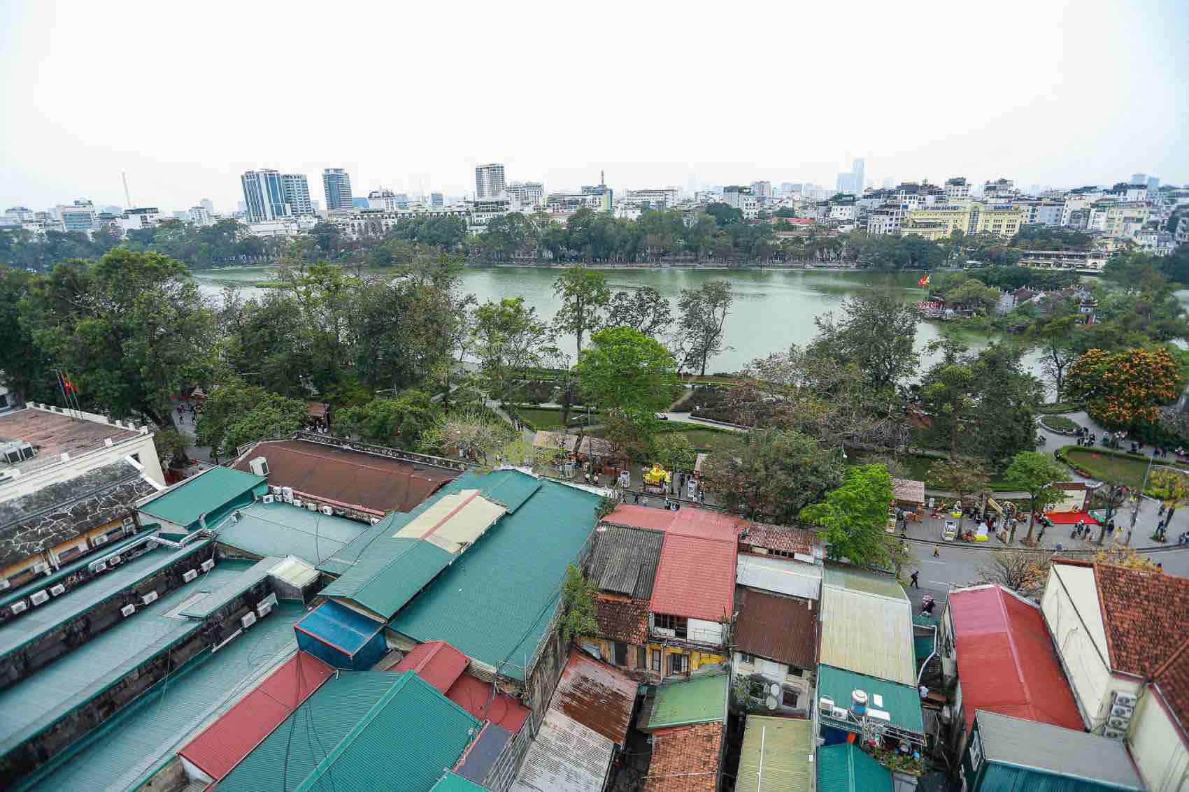 There are about 54 real estate users in the area implementing the renovation project in the area east of Hoan Kiem Lake. Photo: Huu Chanh