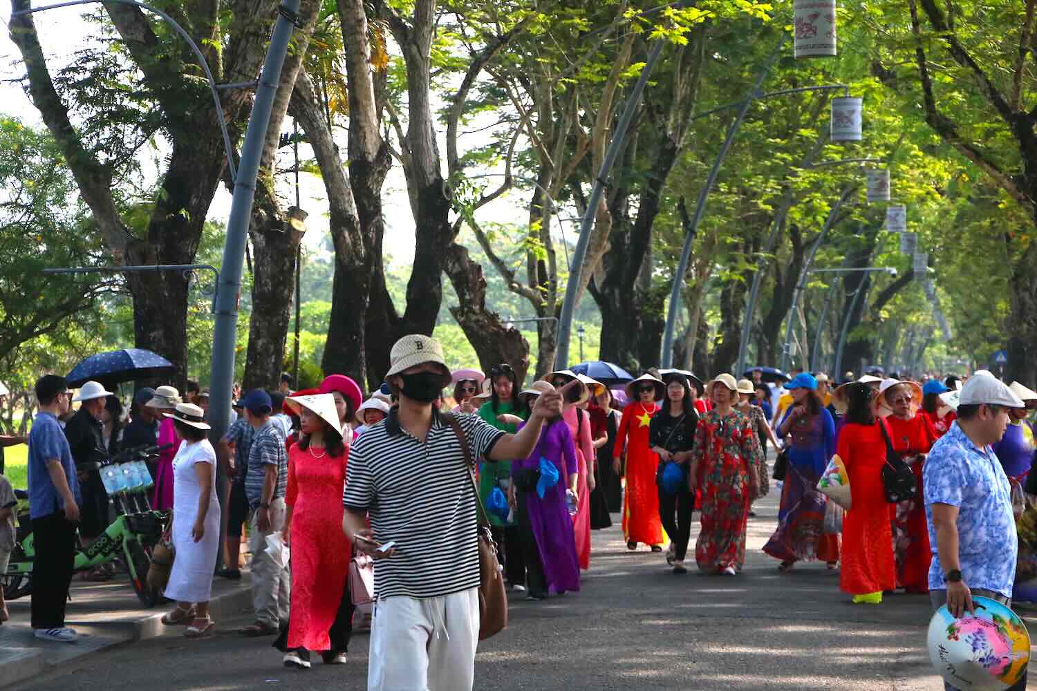 Los turistas visitan las ruinas de Hue. Foto: El mismo.