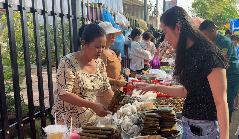 La fiesta del pastel popular atrae a miles de turistas que vienen a visitar, para disfrutar de la comida tradicional. Imagen de la ciudad de Huanglong