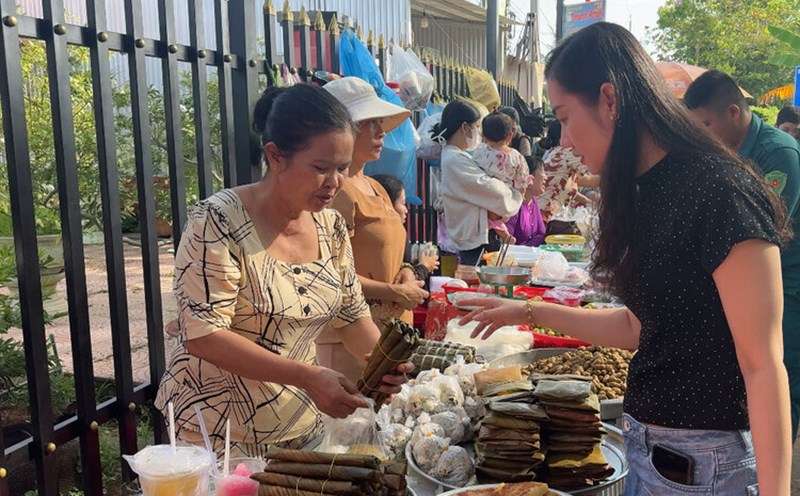 The folk cake festival attracts thousands of tourists to visit and enjoy traditional dishes. Photo: Hoang Loc