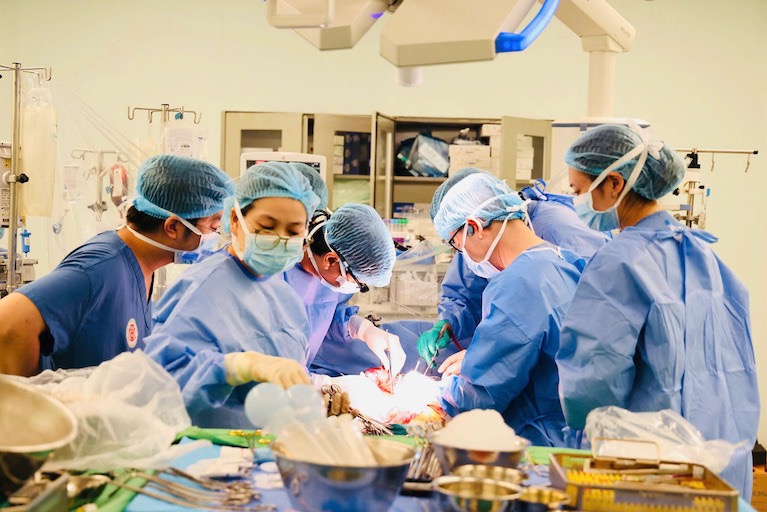 Los medicos hacen un trasplante de organos que salva la vida del paciente. Imagen de la BVCC