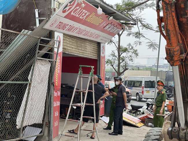 Cưỡng chế, tháo dỡ loạt công trình vi phạm trên đất nông nghiệp ở Đại Mỗ. Ảnh: Anh Tuấn