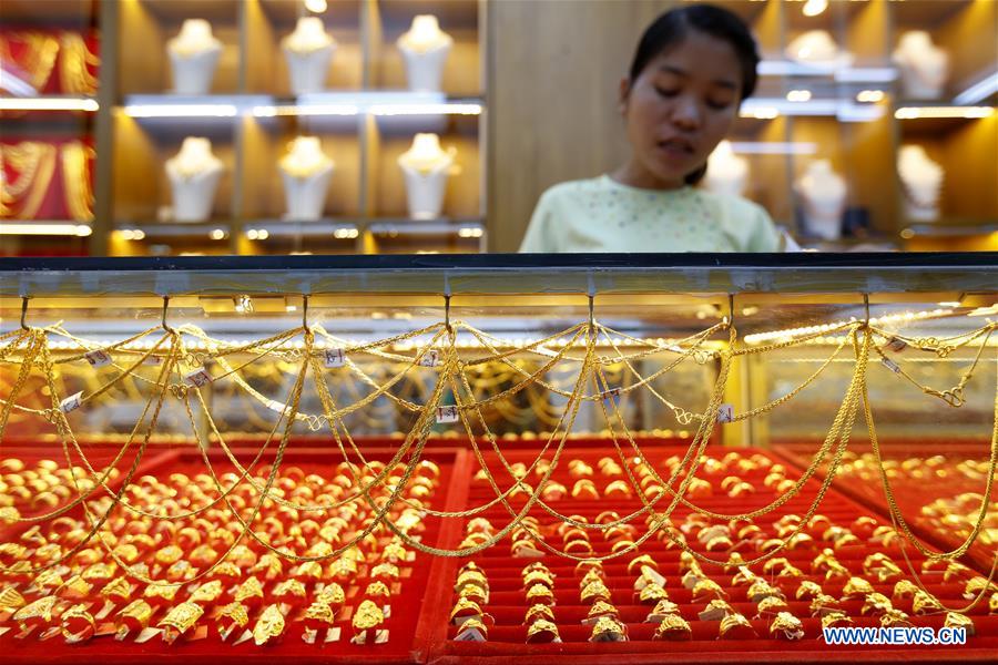 El precio del oro en el mundo se redujo a la fin de la sesion de 1.5 horas de Nueva York un 2.3%, a 3.211,53 dolares la onza. Imagen de la agencia Xinhua