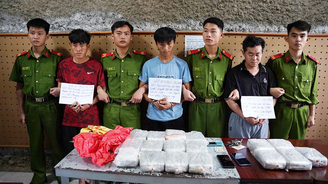 Các đối tượng vận chuyển 50 bánh hồng phiến tại cơ quan công an. Ảnh: Công an tỉnh Điện Biên cung cấp