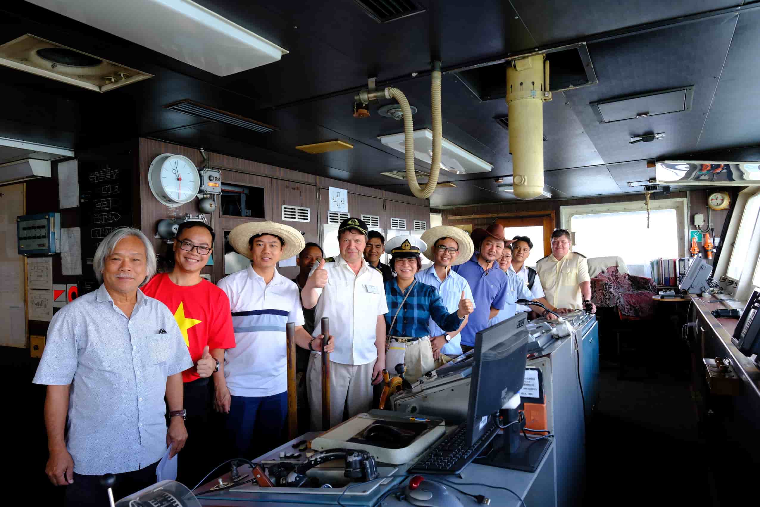 Tau nghien cuu khoa hoc cua Nga chuan bi cho chuyen khao sat bien Dong voi su tham gia cua 30 nha khoa hoc Viet Nam va Lien bang Nga. Anh: Ha Anh