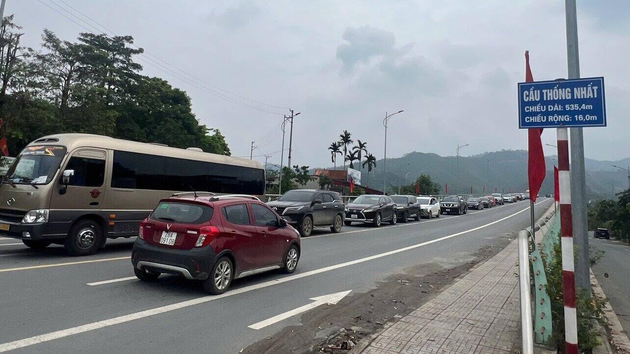 Phuong tien qua lai tap nap tren 3 cay cau. Anh: Dang Tinh