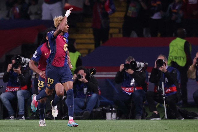 Yamal co man trinh dien an tuong truoc Inter tai Champions League. Anh: AFP
