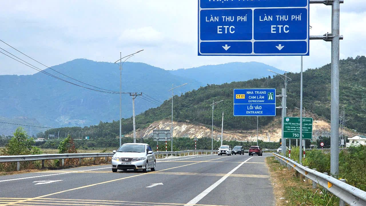 La carretera de acceso facil conecta, atrayendo a los visitantes a Nha Trang - Chiang Mai. Imagen de Hyo Long