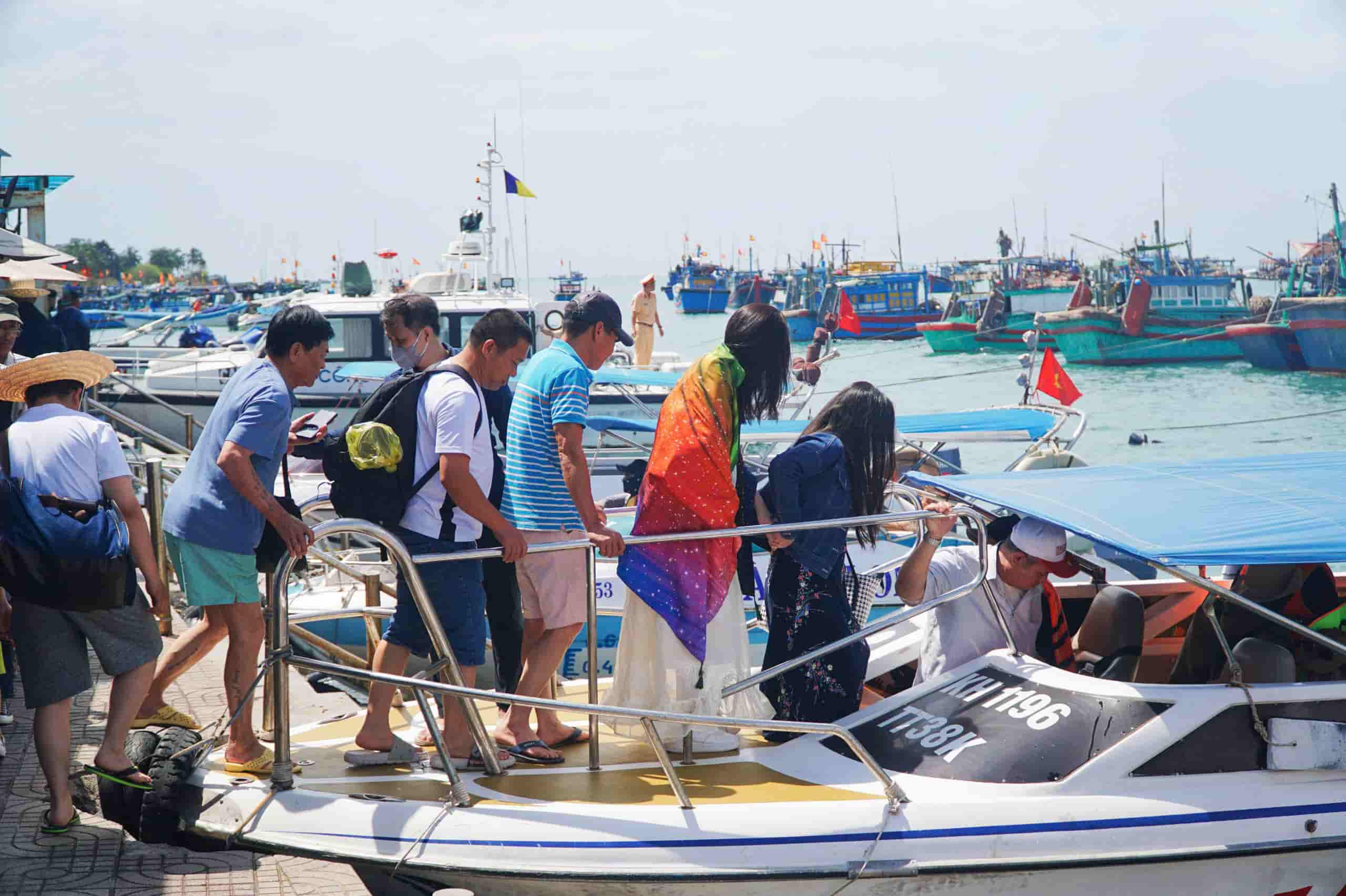 Nhieu du khach lua chon di chuyen o to tren cao toc de den du lich tai TP Nha Trang. Anh: Huu Long