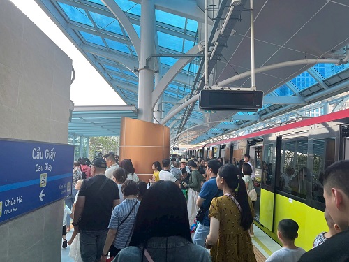Hanoi Urban Railway operates at full capacity during the 30.4/5. holiday. Photo: Bien Ngoc