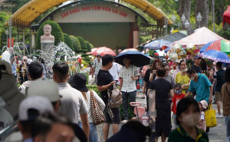 People wear sun umbrellas when visiting Ho Chi Minh City during the April 30 and May 1 holidays in hot weather. Photo: Chan Phuc